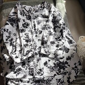 41 Hawthorn.  Black and White Blouse.  Size 2X.  Like new.